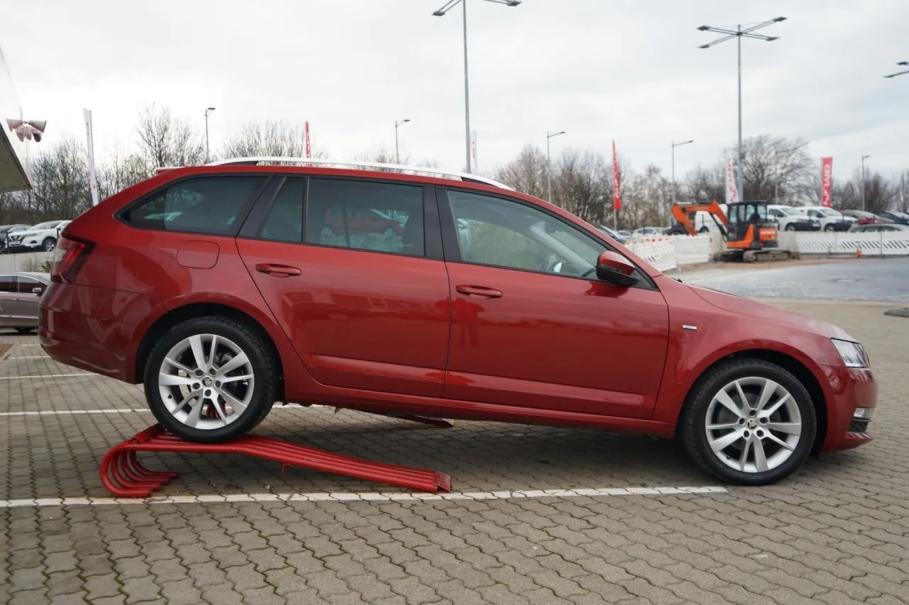 Skoda Octavia Combi 1.4 TSI DSG Drive...  Image 4